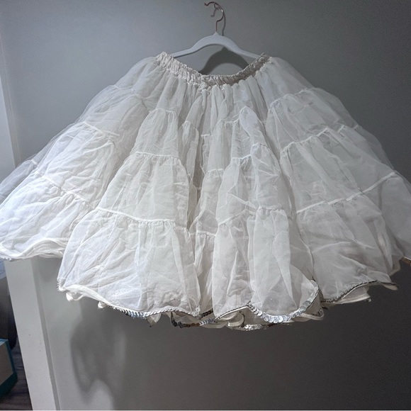 White Crinoline - Picture 4 of 4